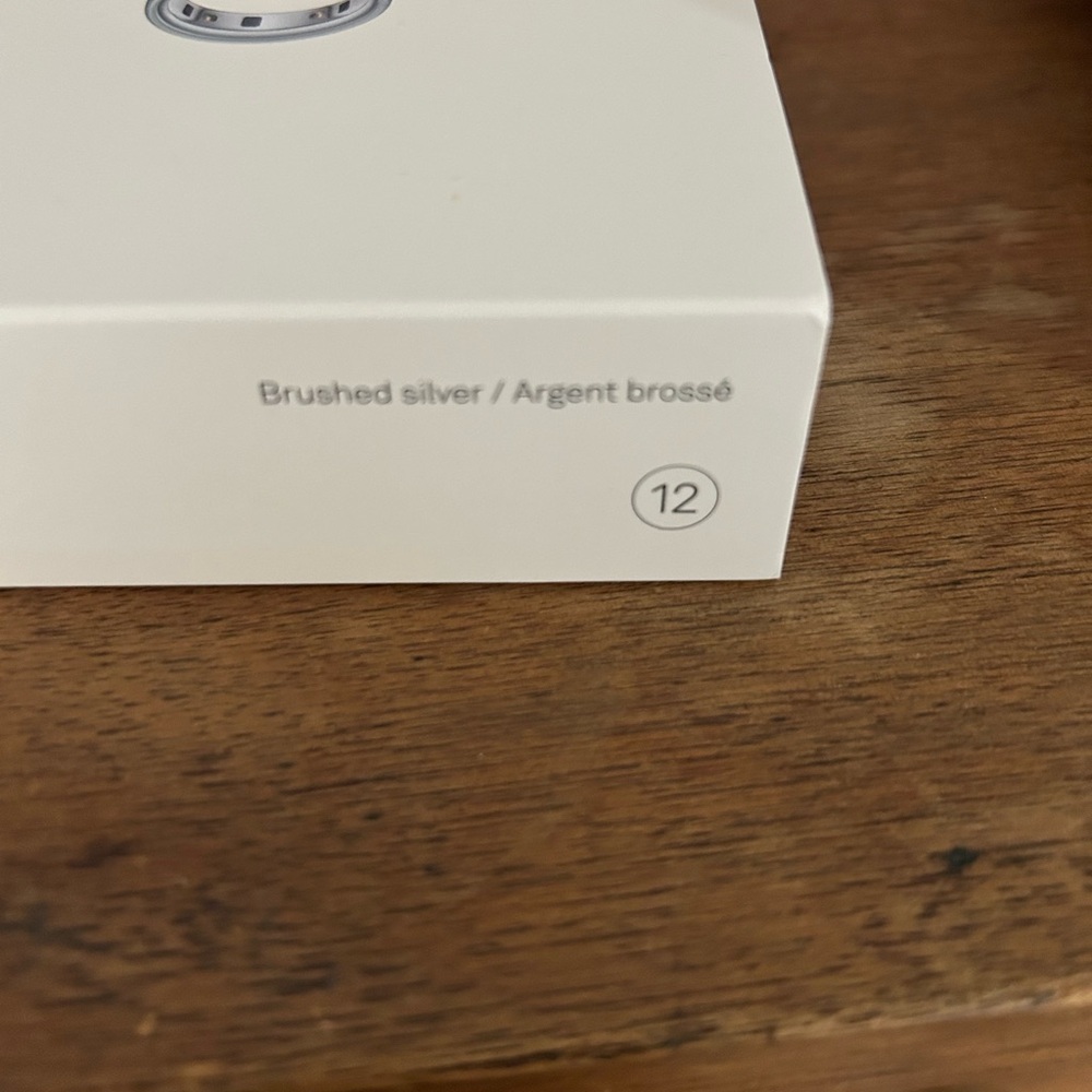 New in box Oura Ring 4 in Brushed Silver Size 12 - Picture 4 of 4